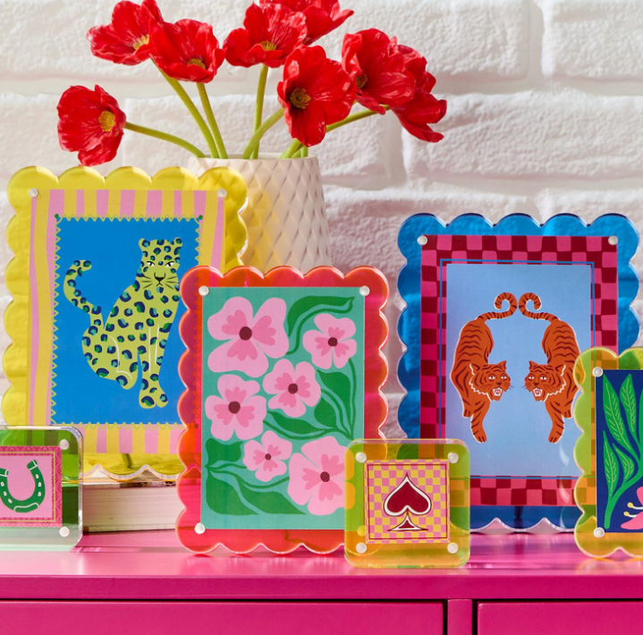 5x7 Acrylic Scalloped Frame